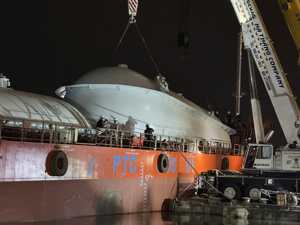 Building tanks for gas tankers