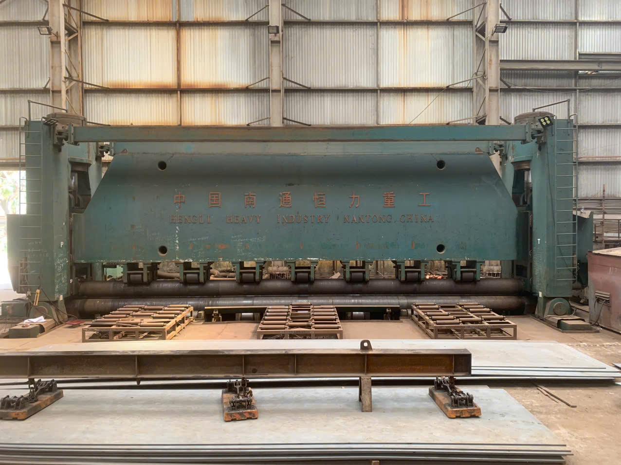 Máy sấn và lốc tôn